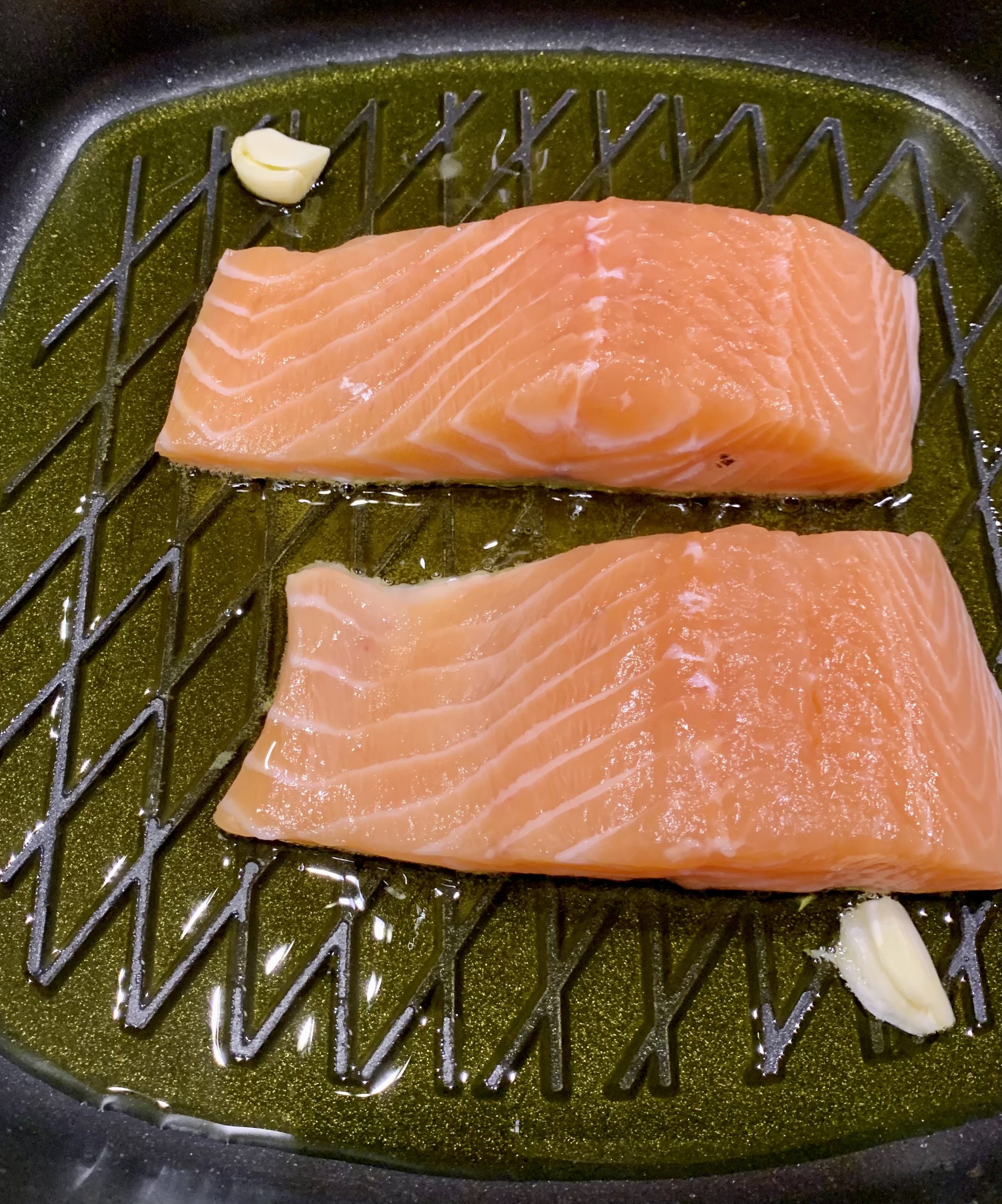 Lachs auf die Hautseite einsetzen