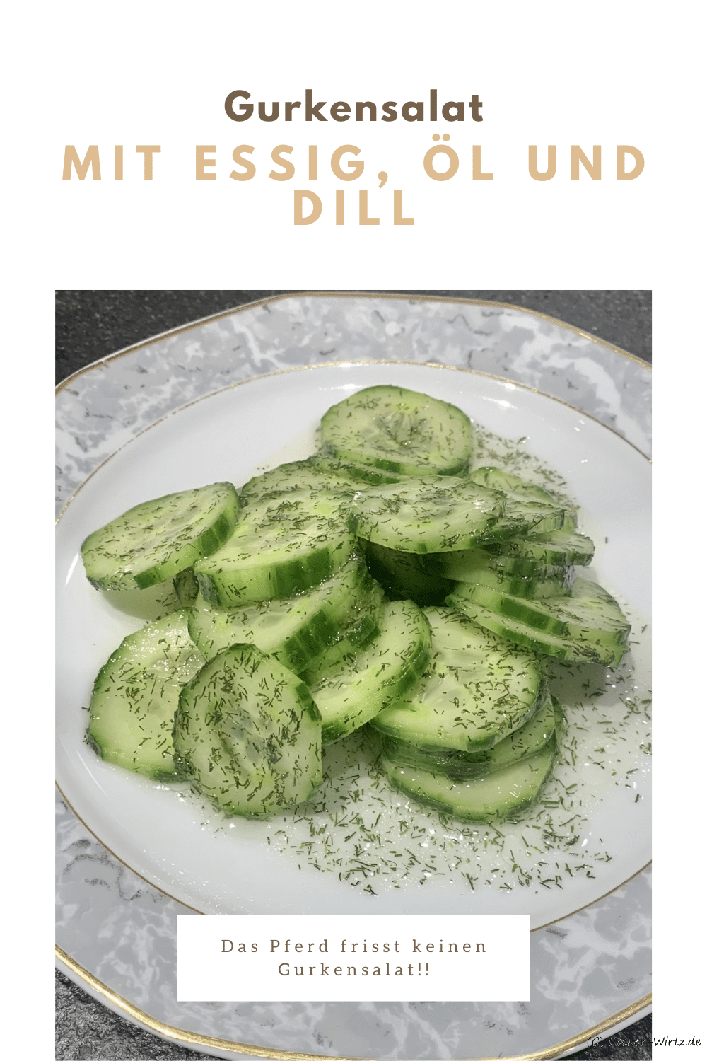 Gurkensalat mit Essig, Öl und Dill