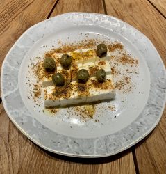 Gewürzter Schafskäse mit Kräuteroliven