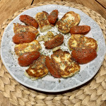 Gebratener Halloumi mit Tomaten und Knoblauch
