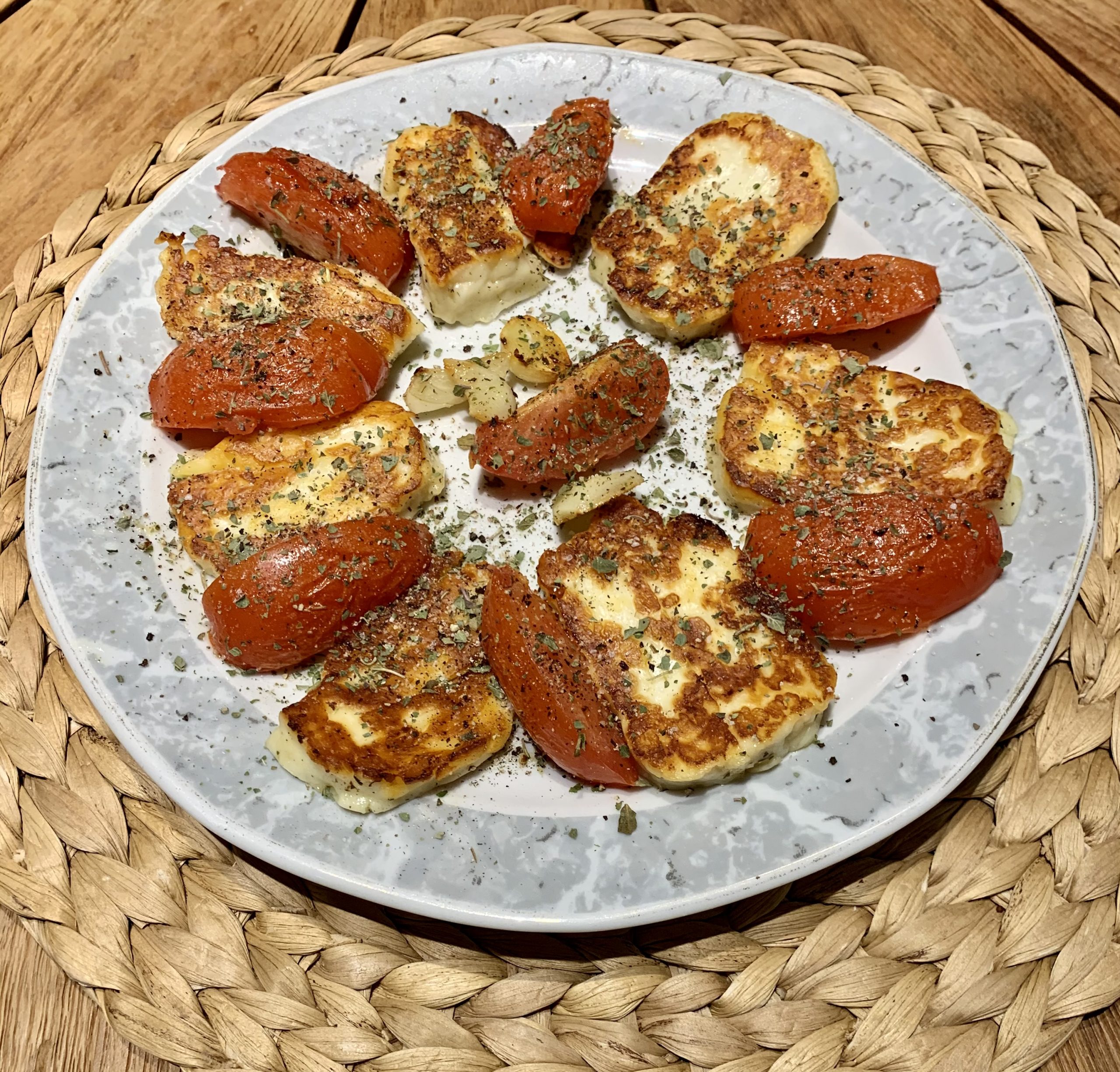 Gebratener Halloumi mit Tomaten und Knoblauch