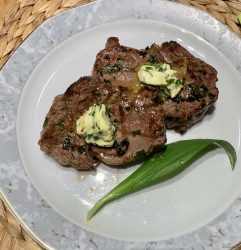 Entrecôte vom Kalb in Bärlauchbutter