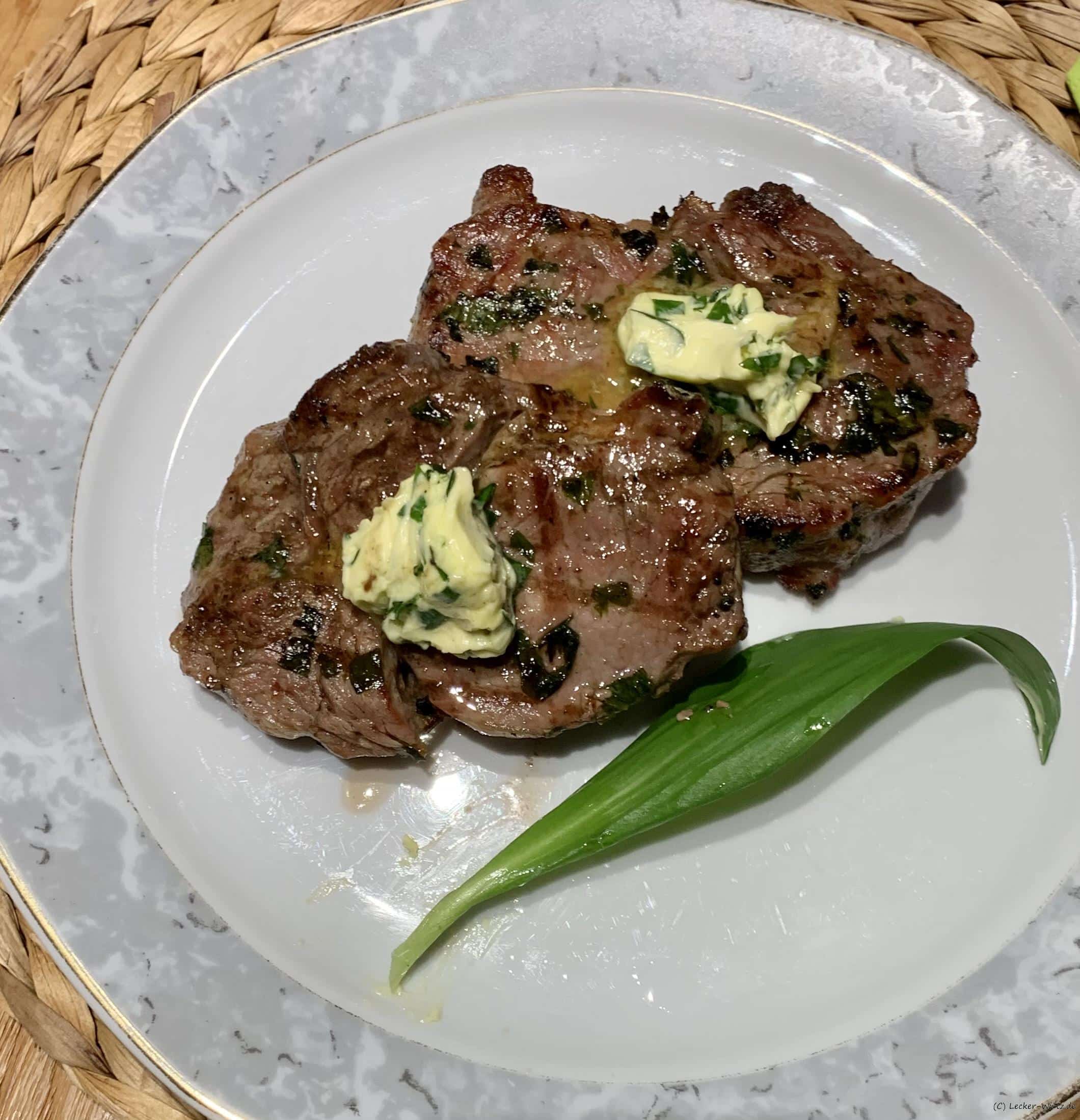 Entrecôte vom Kalb in Bärlauchbutter mariniert und gegrillt.