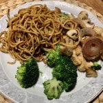 Wok-Nudeln mit Brokkoli und Sesam Hähnchen