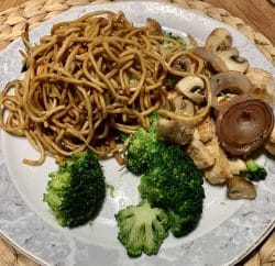Wok-Nudeln mit Brokkoli und Sesam Hähnchen
