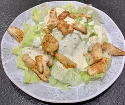 Eisbergsalat mit crossen Hühnchenfilets