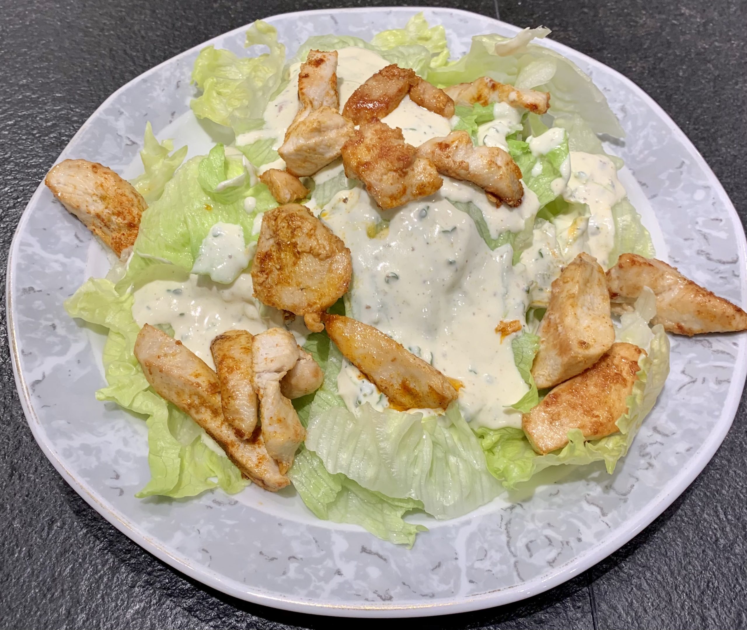 Eisbergsalat mit crossen Hühnchenfilets