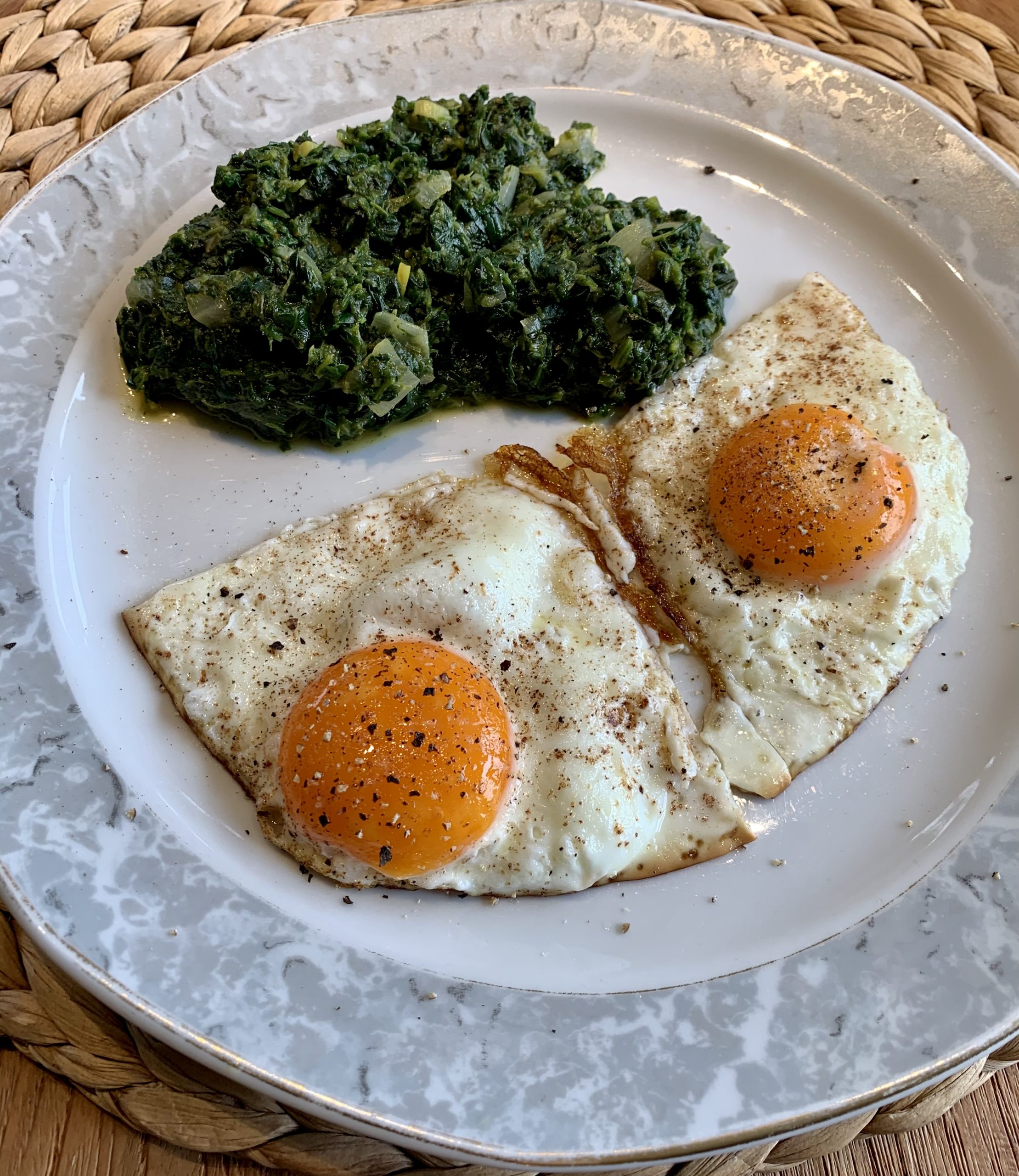 Spinat mit Spiegelei nicht nur zu Gründonnerstag lecker. Spinat mit Spiegelei nicht nur zu Gründonnerstag lecker.