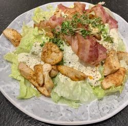 Eisbergsalat mit crossen Bacon und Hühnchenfilets