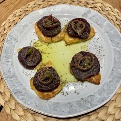 Halloumi mit Rote Bete, Sardelle und Kapern