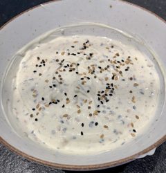 Indian Dressing mit geröstetem Sesam
