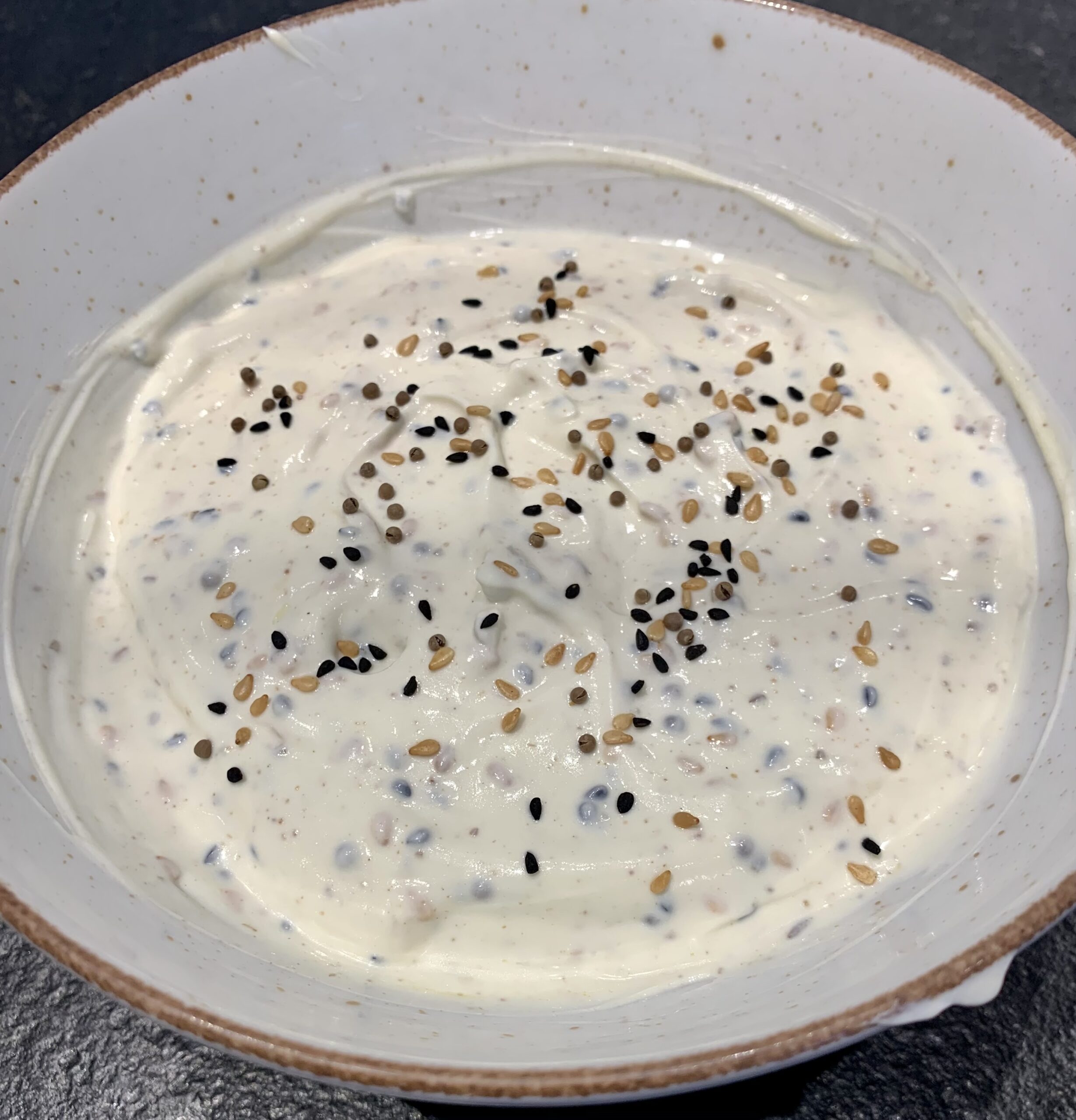 Indian Dressing mit geröstetem Sesam