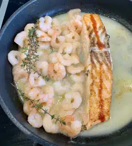 Lachs und Krabben anbraten