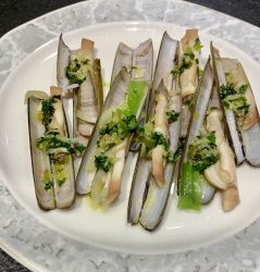 Couteaux persillés – Schwertmuscheln mit Petersilie