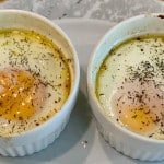 Oeufs cocotte mit Lachs und Dill