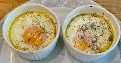 Oeufs cocotte mit Lachs und Dill