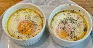 Oeufs cocotte mit Lachs und Dill
