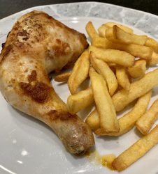 Hähnchenschenkel mit Pommes