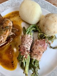 Grüne Bohnen im Speckmantel