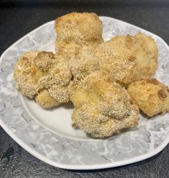 Blumenkohl in Parmesan Panade mit Joghurt-Curry Dip