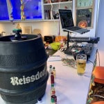 Retro Party ist wieder voll in. Hier gibt es Rezepte für Dein 70er Jahre Buffet. Auf dem Bild ein 10 l Fass Kölsch (Pittermännchen) auf einer weißen Küchentheke. Luftschlangen, Mischpult und ein halb volles Kölschglas.