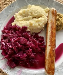 Bratwurst mit Rotkohl und Kartoffelpüree