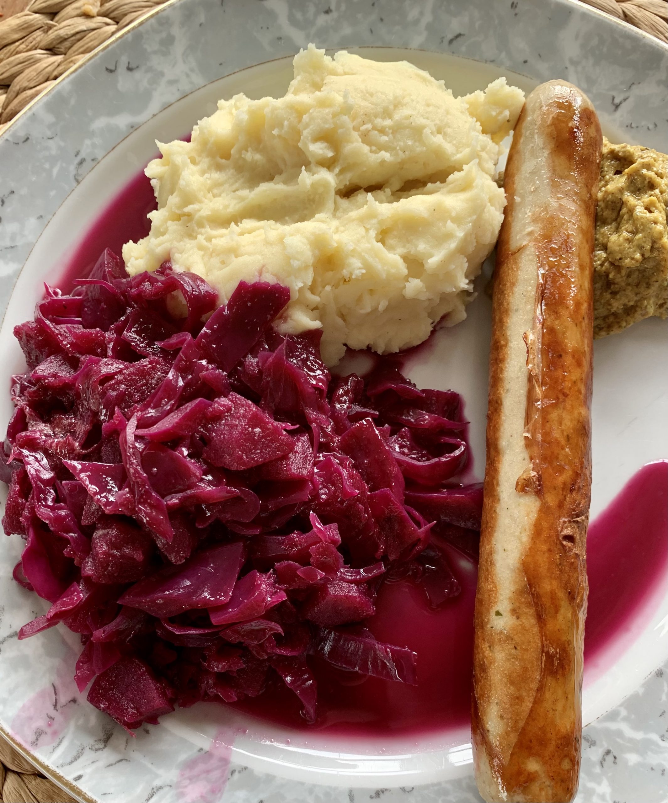 Bratwurst mit Rotkohl und Kartoffelpüree
