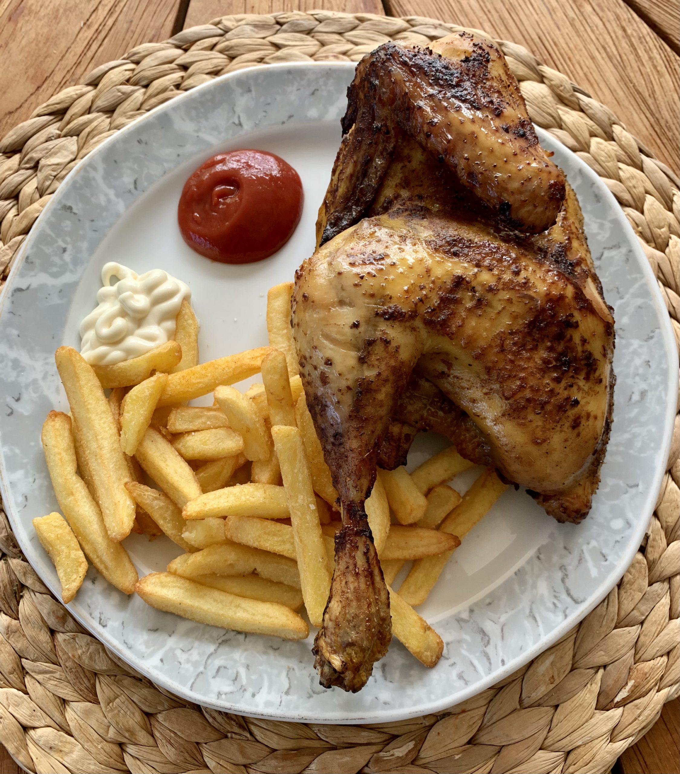 Brathähnchen mit Fritten Brathähnchen mit Fritten