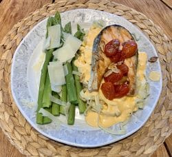 Lachskotelett mit grünem Spargel und Tagliatelle