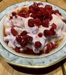 Gefrorene Waldbeeren mit Joghurt