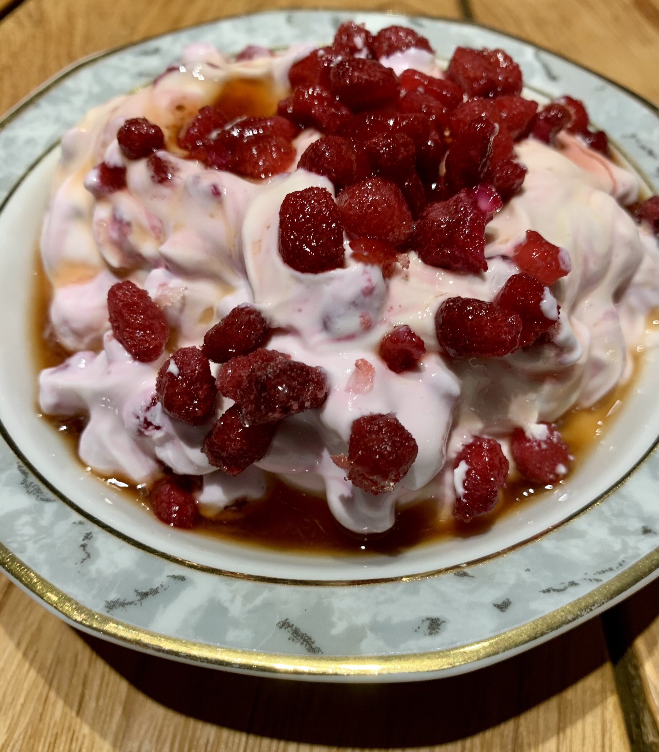 Gefrorene Waldbeeren mit Joghurt