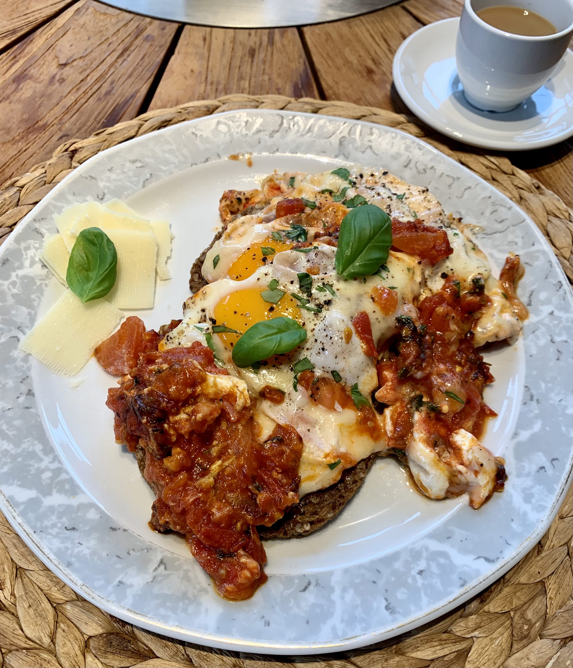 Uova in purgatorio - Eier im Fegefeuer. Shakshuka aus Italien. Uova in purgatorio - Eier im Fegefeuer. Shakshuka aus Italien.