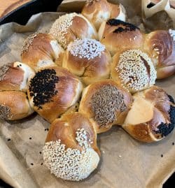 Brötchenrad aus Laugenteig