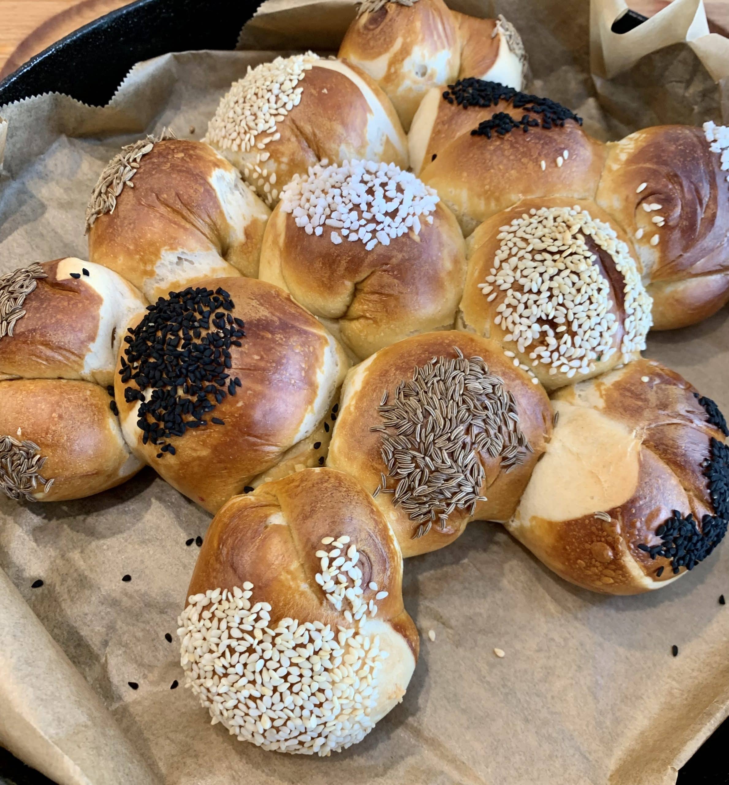 Brötchenrad aus Laugenteig für den bunten Partyabend Brötchenrad aus Laugenteig für den bunten Partyabend