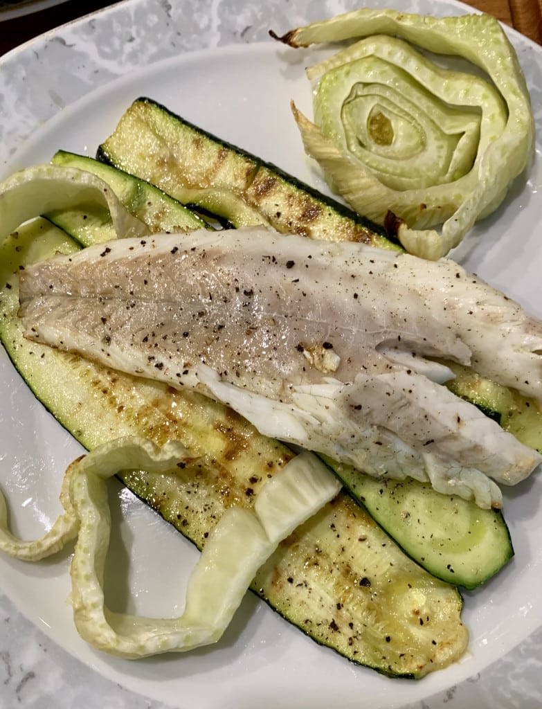 Wolfsbarsch auf gegrillter Zucchini