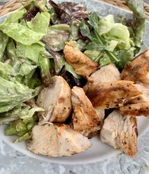 Gegrillte Hühnerbrust auf rotem Kopfsalat