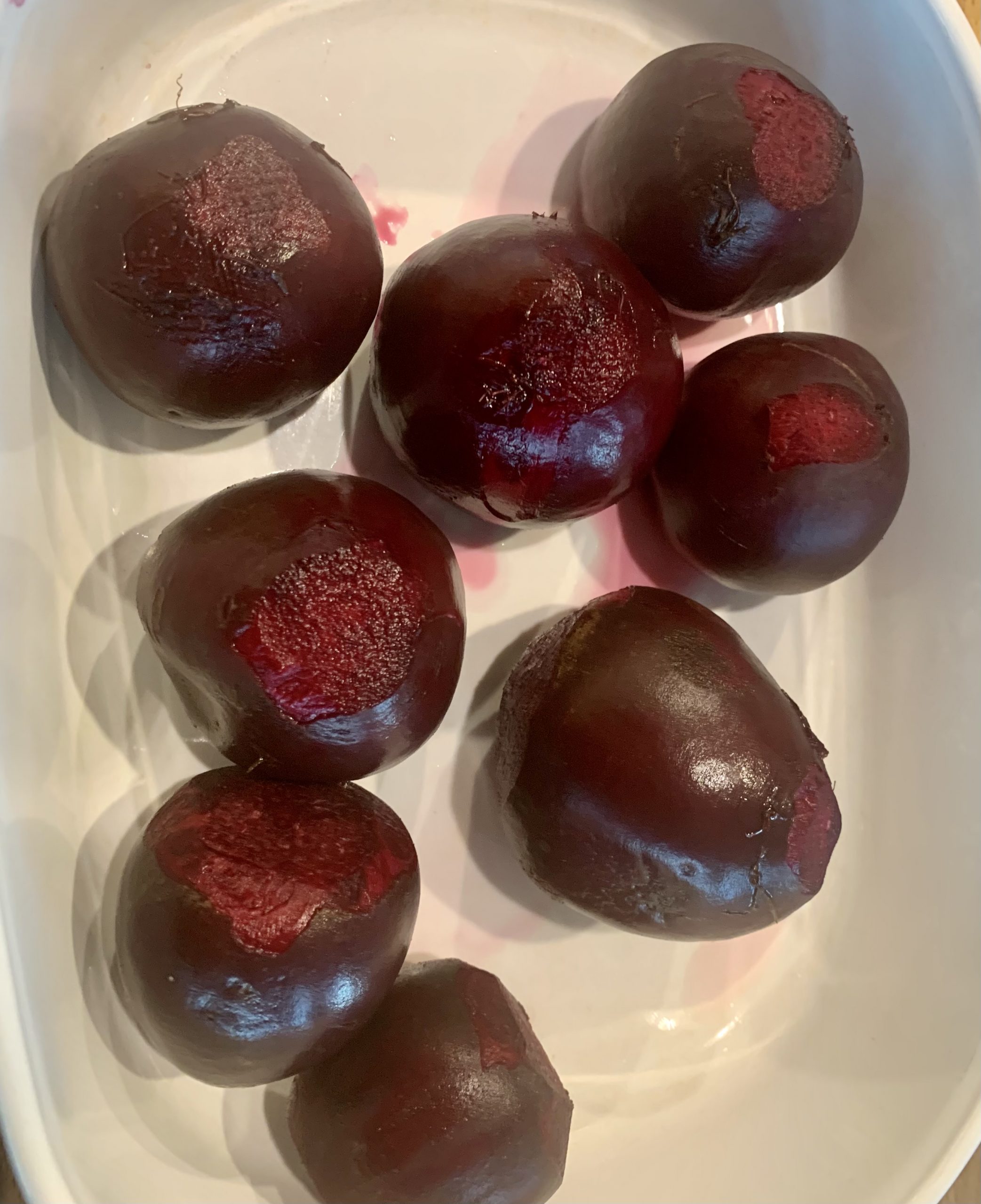 rote Bete Knollen säubern