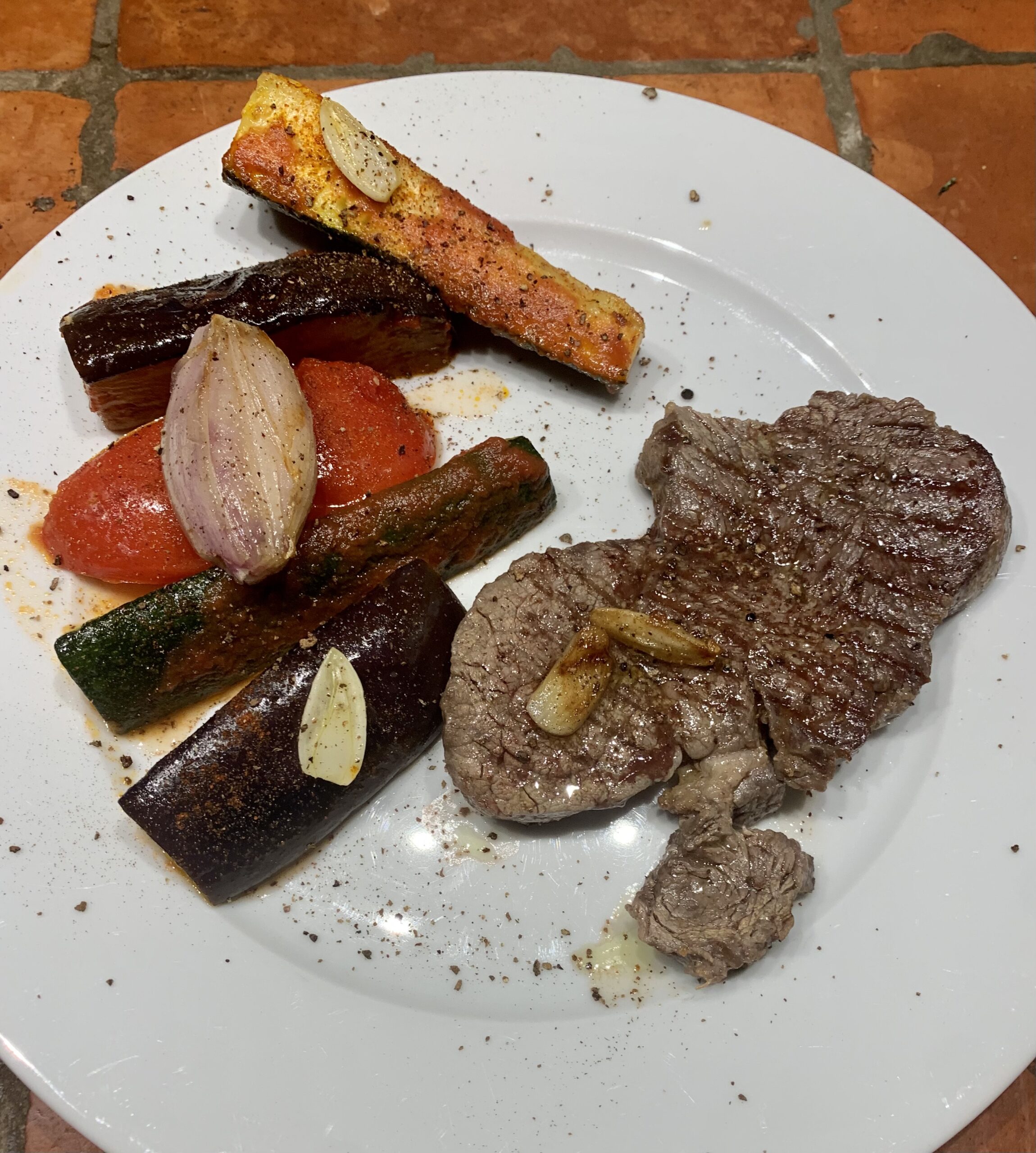 Gebratenes Kalbsfilet mit Zucchini und Auberginenspalten