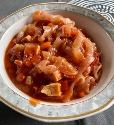 Shirataki Nudeln mit Hühnchen in Tomaten-Paprika Sauce