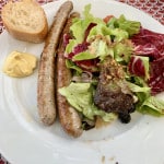 Chipolatas aux herbes mit Salat