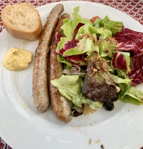 Chipolatas aux herbes mit Salat