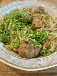 Shirataki mit Hackbällchen in Tomatensauce