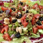 Salatplatte mit Knoblauch und Oliven - Assiette de salade à l'ail et aux olives