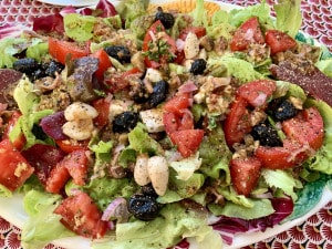 Salatplatte mit Knoblauch und Oliven - Assiette de salade à l'ail et aux olives