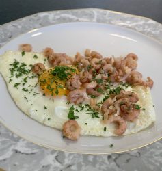 Büsumer Spiegelei mit Nordseekrabben