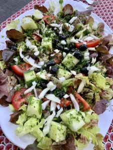 Gemischte Salatplatte mit Balsamico-Honig-Vinaigrette
