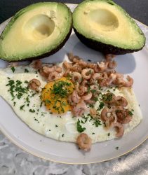 Avocado mit Spiegelei und Krabben