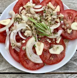 Tomaten-Zwiebelsalat mit Rosmarin Vinaigrette
