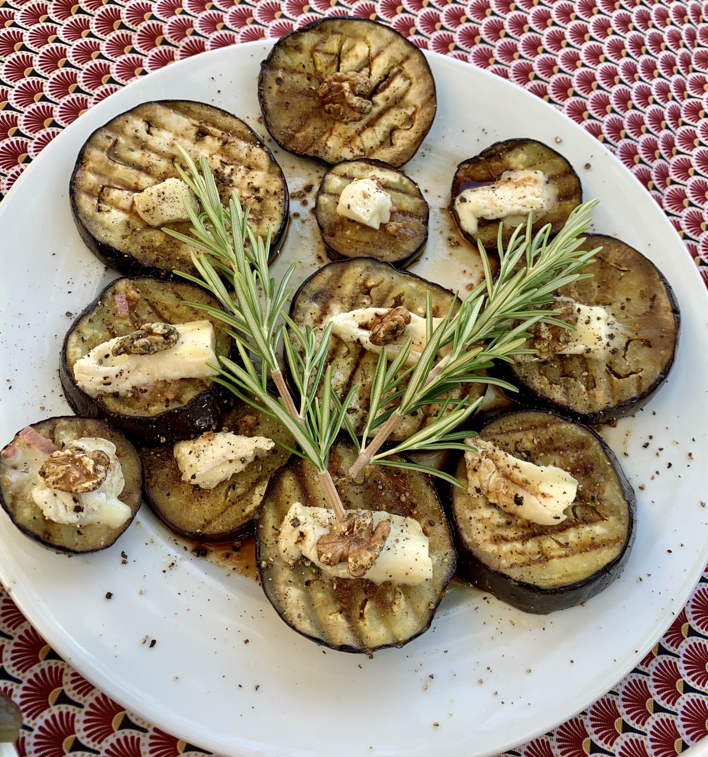 Aubergine mit Ziegenkäse überbacken - Aubergines gratinées au chèvre