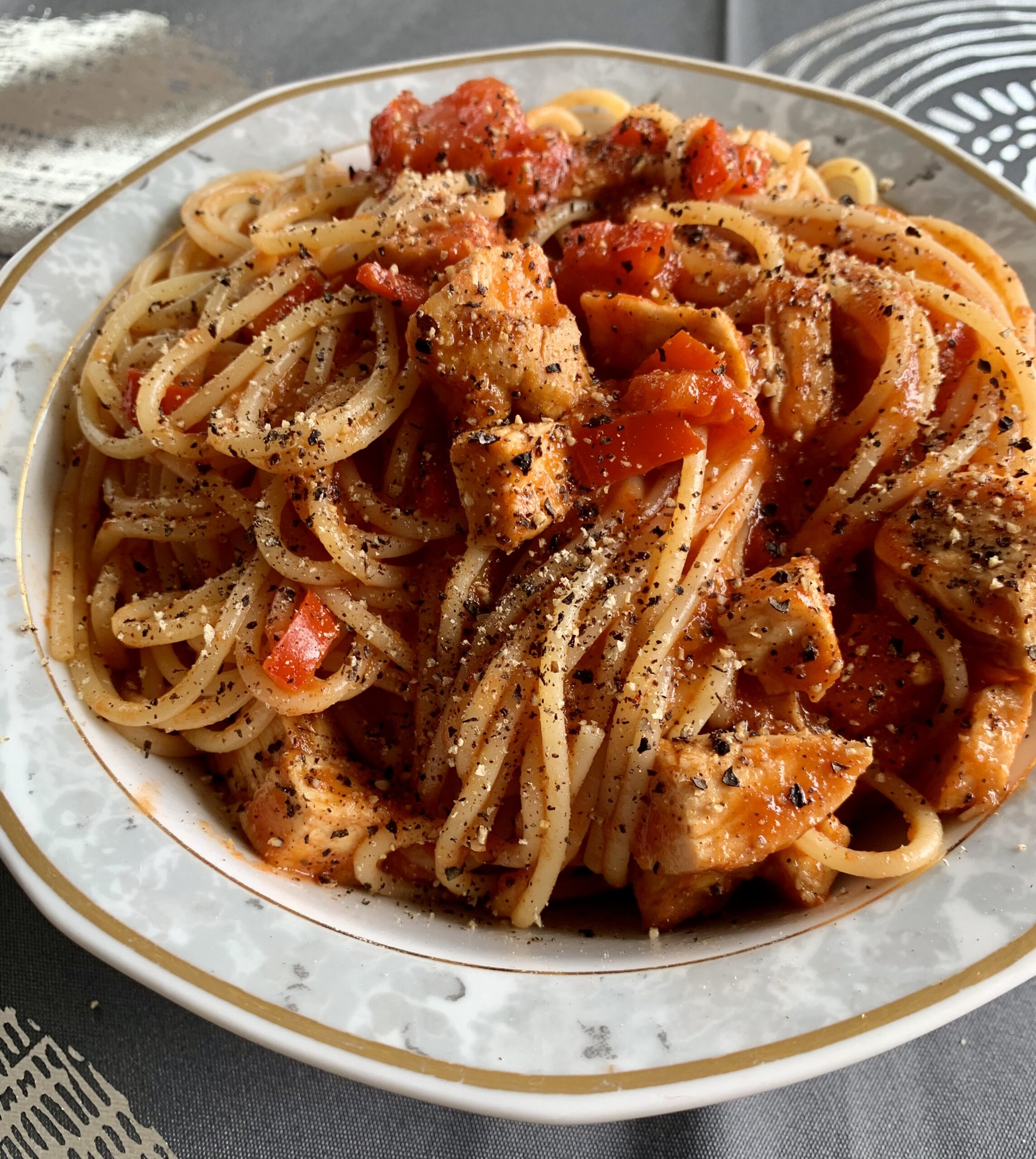 Spaghetti con Pollo e Salsa di Pomodoro Peperoni